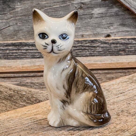 Most Adorable Collection of 9 - Vintage Miniature Cat and Kitten Figurines - Picture 6 of 10